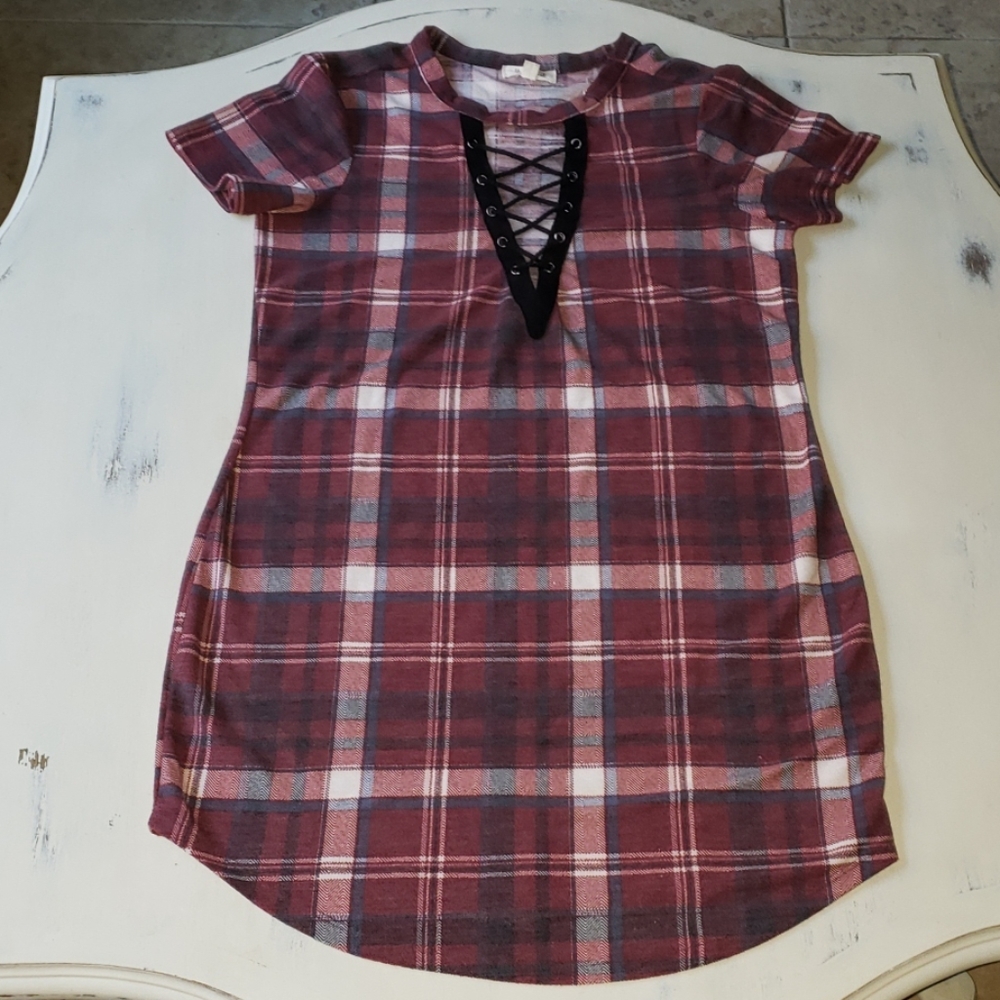 Short sleeved mini dress with v-neck